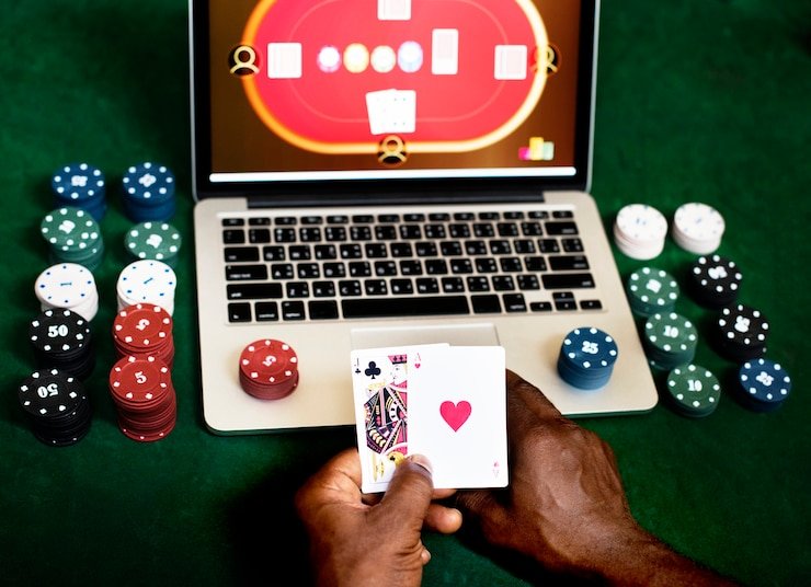 Simbol keamanan data dan privasi pada platform hiburan digital