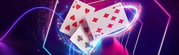 Pengguna menggunakan ponsel dengan fitur keamanan privasi akun kingslot di layar